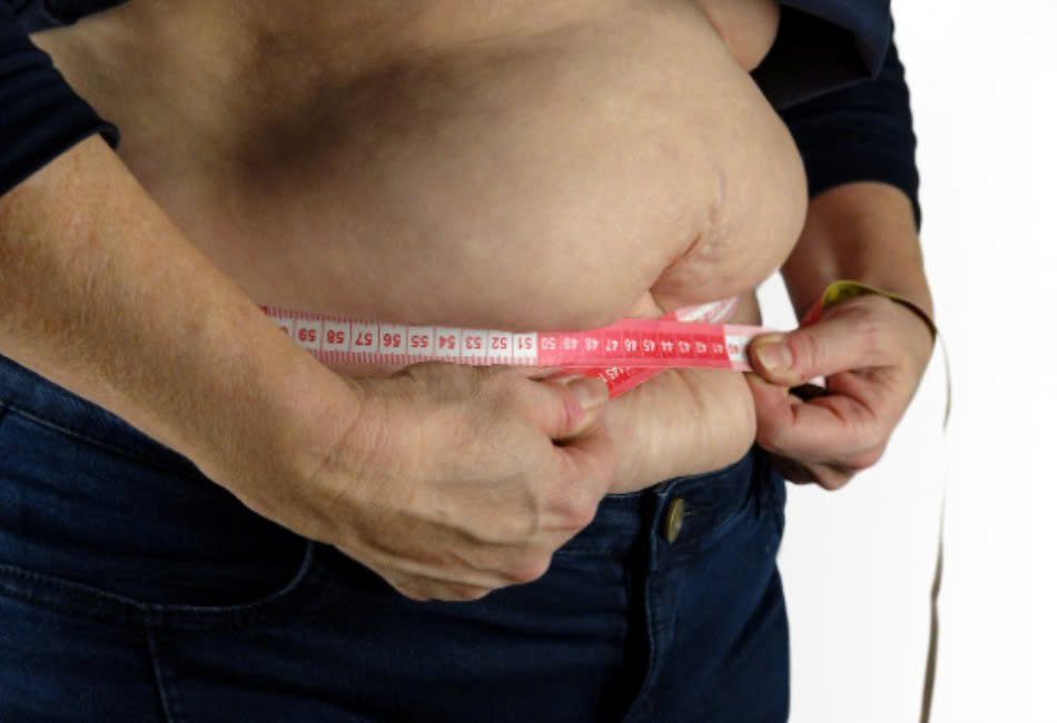 Vòng eo càng lớn, nguy cơ mắc các bệnh mạn tính càng cao. (Ảnh minh hoạ)