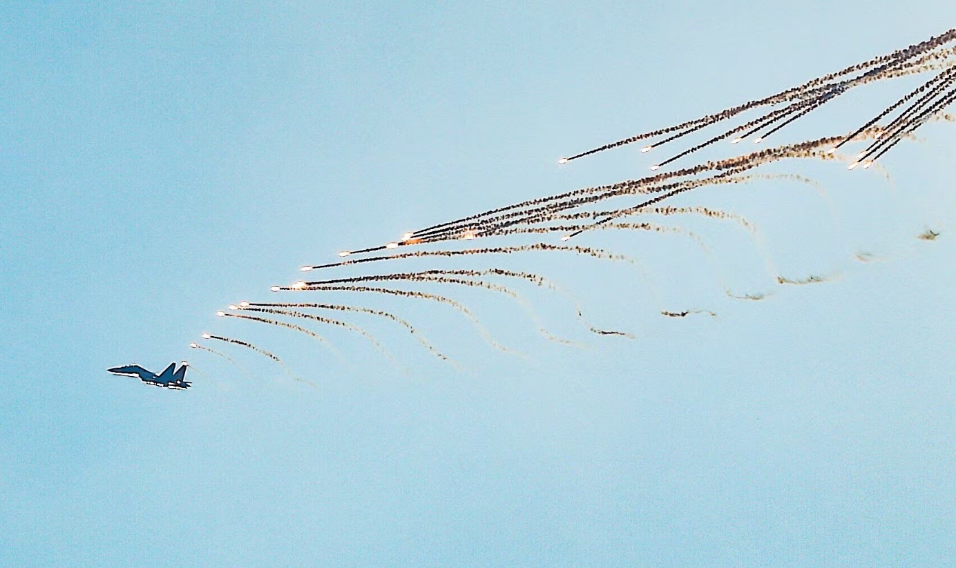 Màn trình diễn của Biên đội không quân mở đầu cho phần diễu binh, diễu hành - Ảnh: Thành Đạt