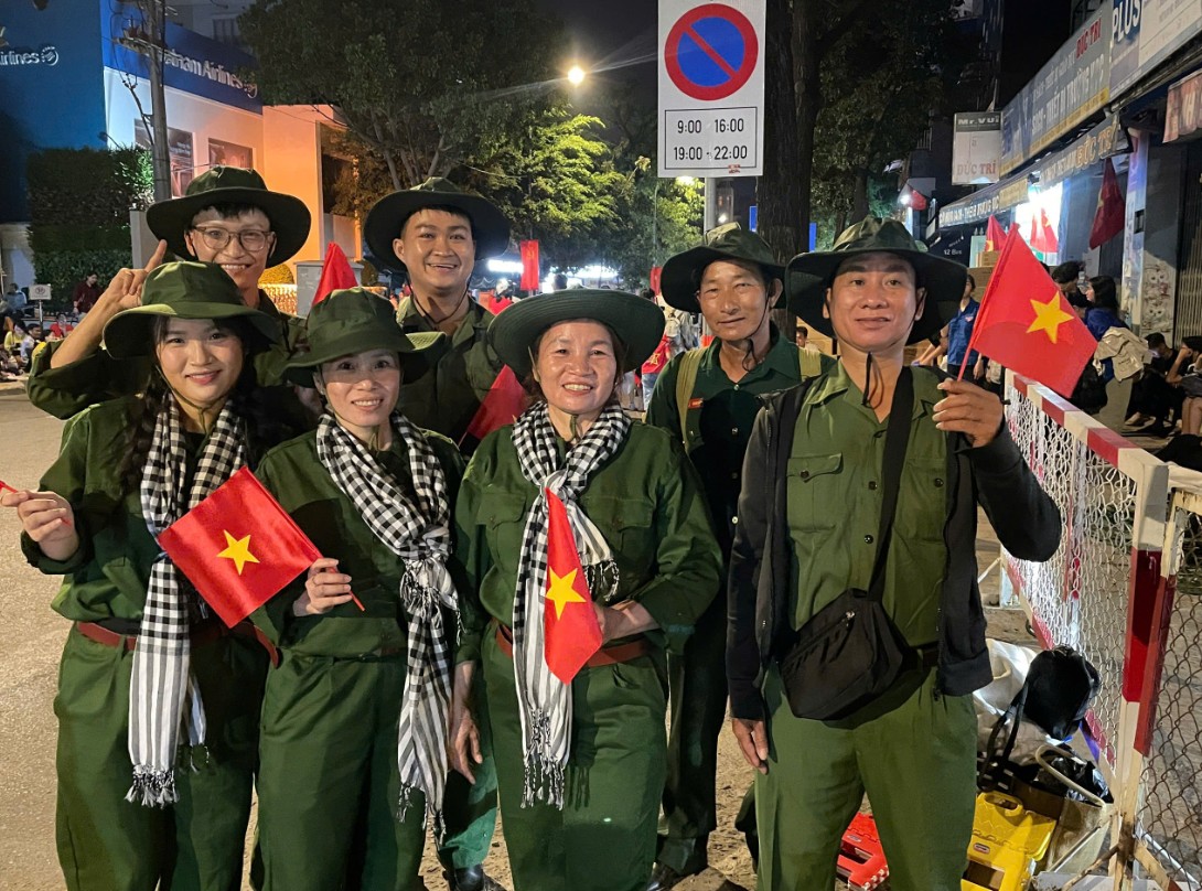 Niềm vui rạng rỡ hiện rõ trên khuôn mặt của mỗi người dân - Ảnh: NLĐ