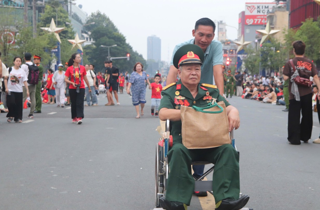 Người cựu chiến binh bồi hồi nhớ về thời khắc lịch sử dân tộc - Ảnh: NLĐ