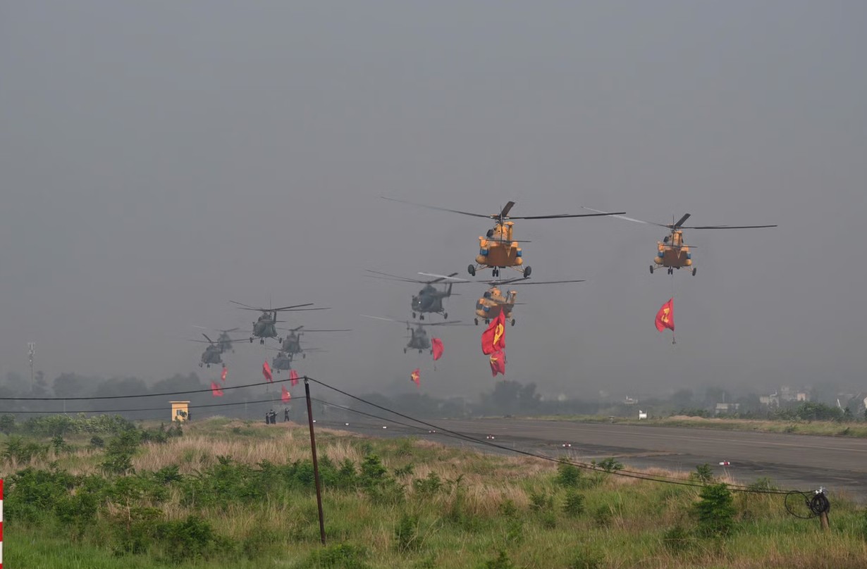 Các trực thăng kéo cờ xuất phát từ sân bay Biên Hòa - Ảnh: Thế Đại