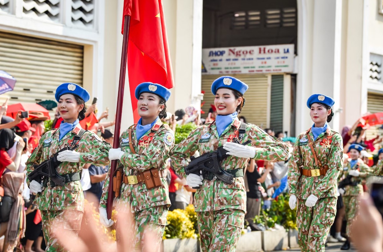 Những nữ chiến sĩ đi giữa lòng nhân dân - Ảnh: Thành Đạt