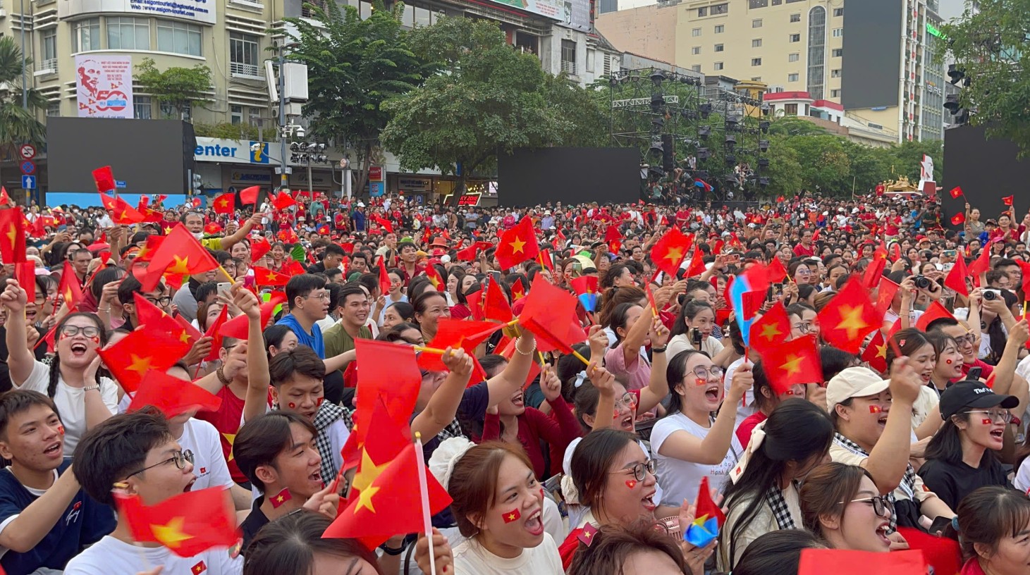 Người dân reo hò hạnh phúc trong ngày Đại lễ - Ảnh: NLĐ