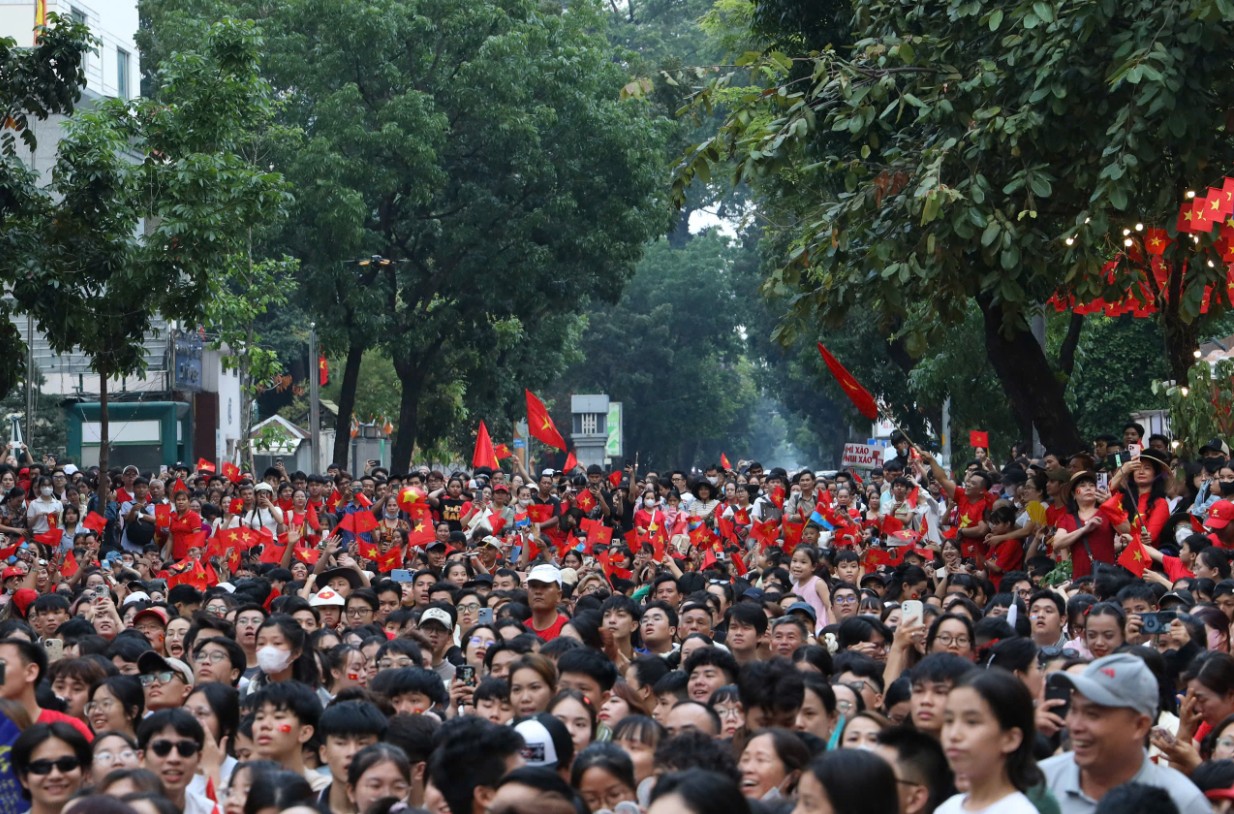 Biển người bên màu cờ đỏ dõi theo các chiến sĩ trong Lễ diễu binh, diễu hành - Ảnh: NLĐ
