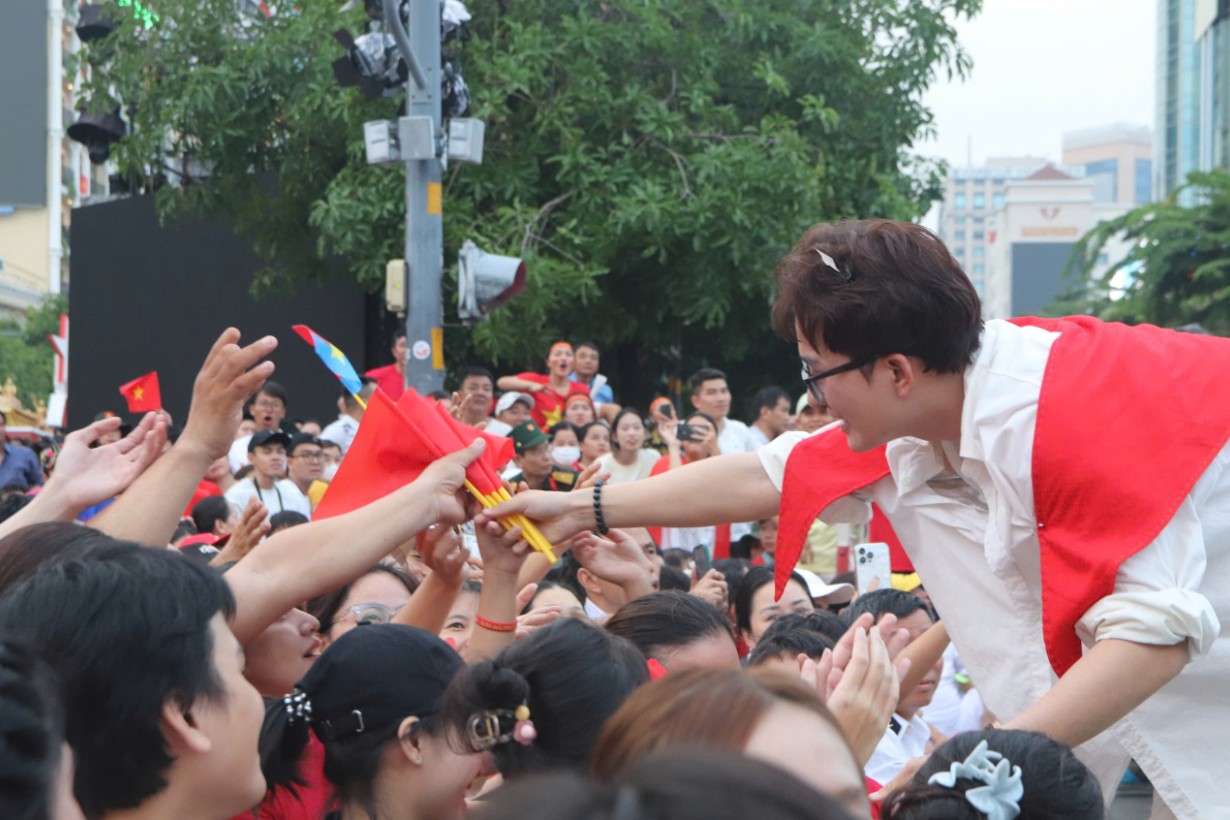 Chia nhau biểu tượng của sự kiêu hãnh - Ảnh: NLĐ