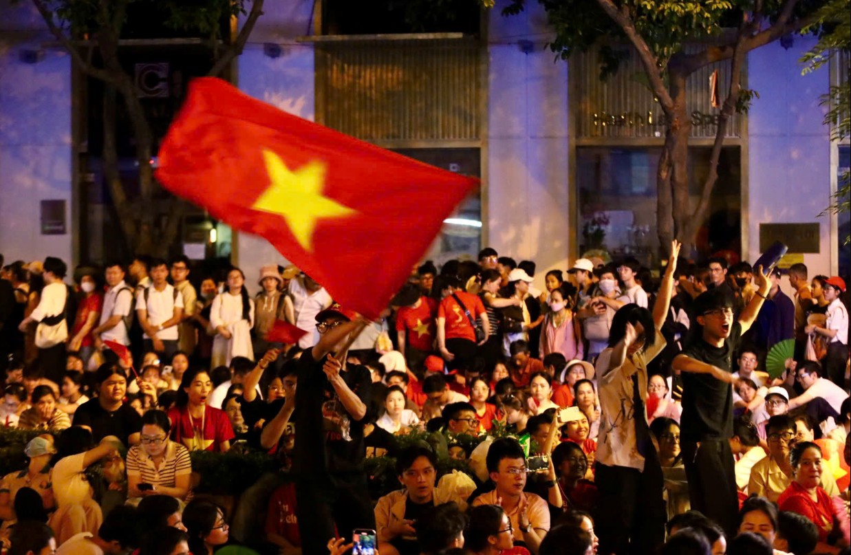 Lá cờ tổ quốc hiện hữu trong mỗi khoảnh khắc của đất nước - Ảnh: NLĐ