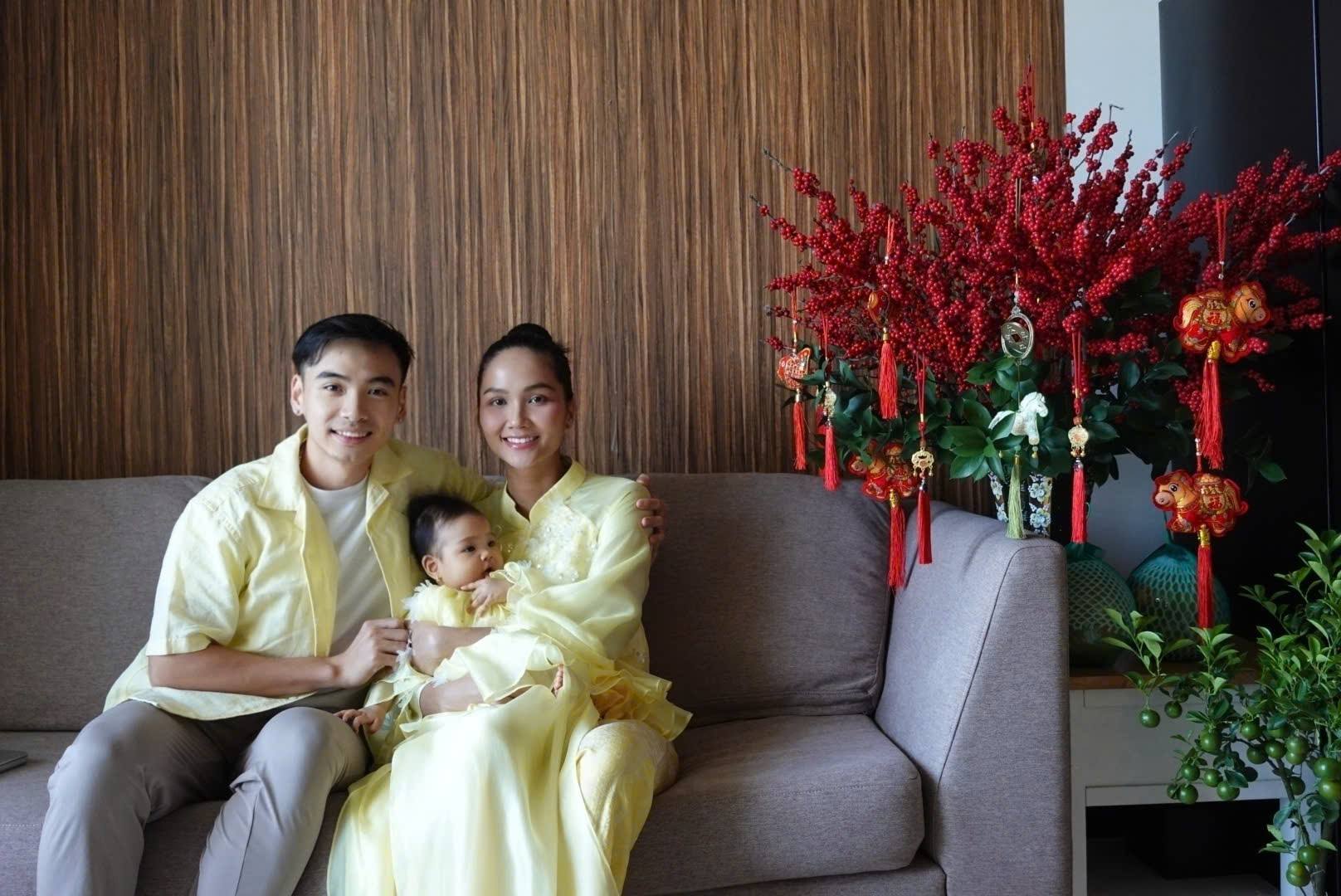 H'Hen Niê cùng chồng và con gái nhỏ - Ảnh: FBNV