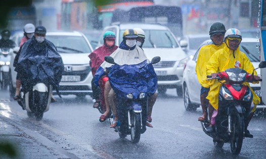 Mưa thường đến nhanh, nặng hạt khiến người đi đường trở tay không kịp.