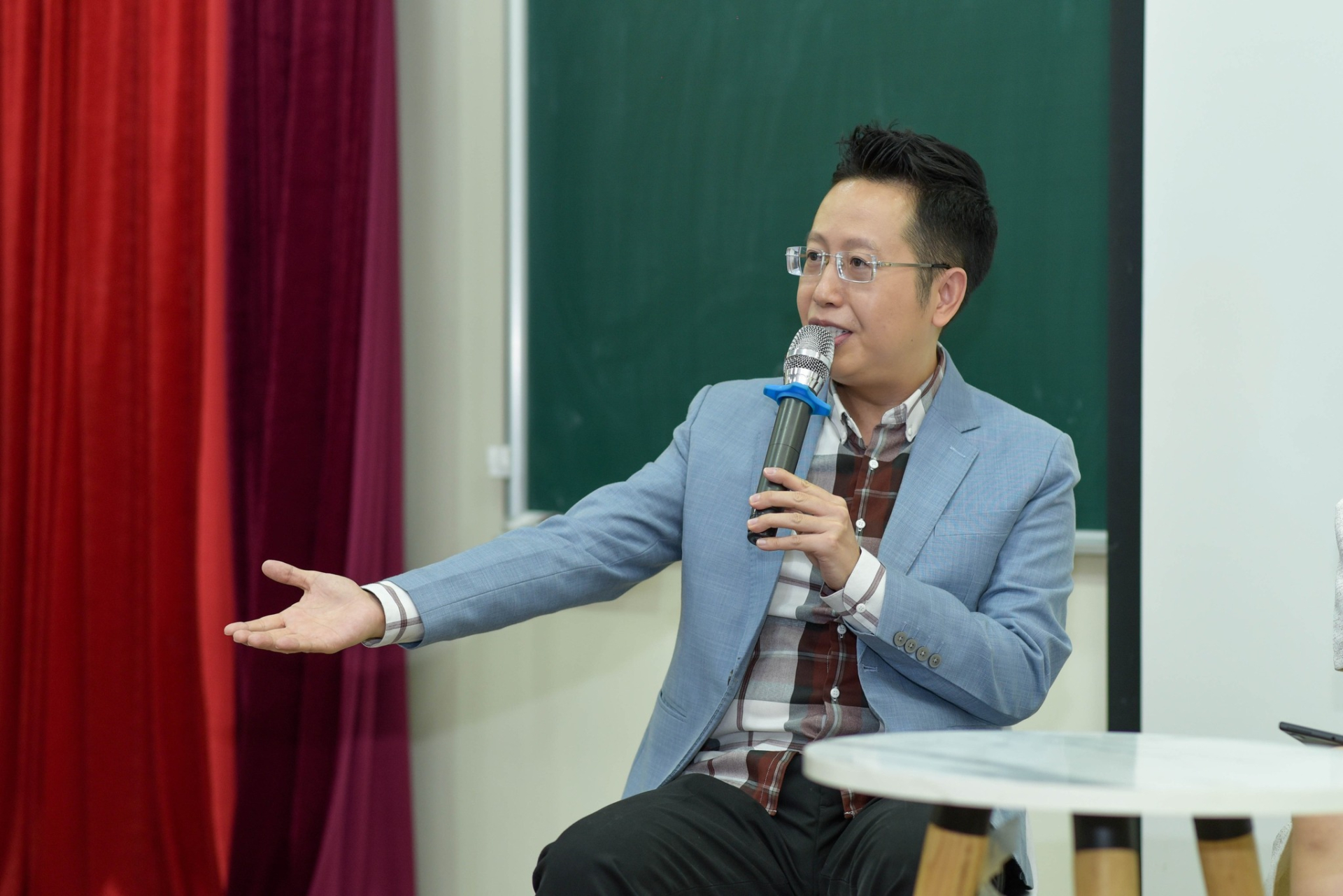 MC Việt Khuê từng là thủ khoa đầu ra của ĐH Quốc gia Hà Nội - Ảnh: FBNV