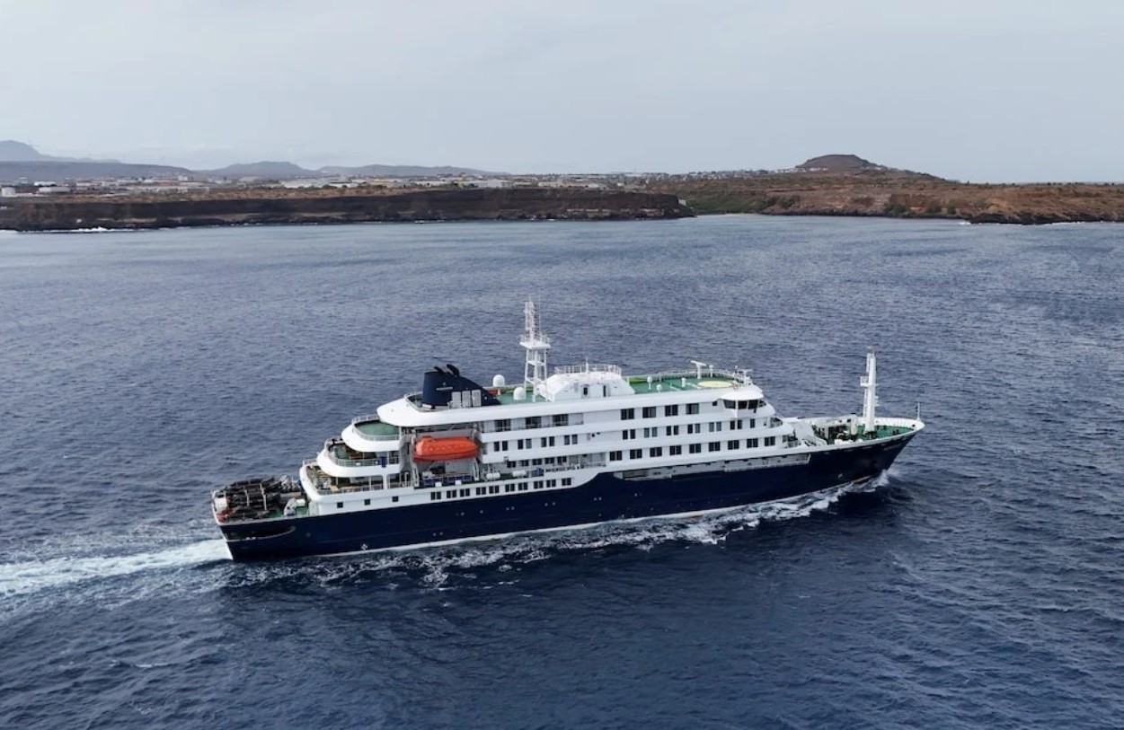  Tàu du lịch MV Hondius rời cảng Praia (Cape Verde) ngày 6/5, trên tàu có các hành khách nhiễm và tử vong do virus Hanta - Ảnh: Reuters