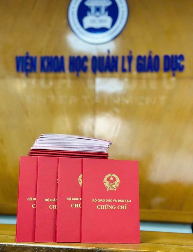 Hình ảnh quảng cáo rầm rộ các khóa đào tạo cấp chứng chỉ trên trang Facebook của IEMS
