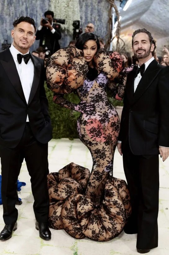 Ông hoàng thời trang sánh đôi cùng rapper Cardi B