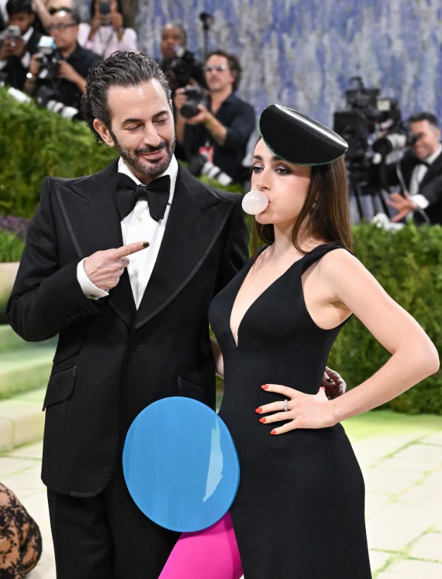 Marc Jacobs và Rachel Sennott khiến thảm đỏ Met Gala bùng nổ