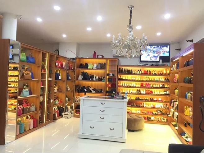 Toàn cảnh phòng để đồ phụ kiện, túi xách, giày dép của Miu Lê