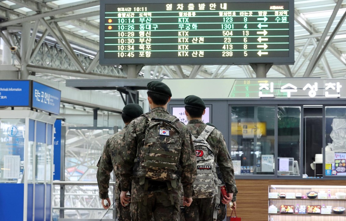 Các binh sĩ đang nghỉ phép đi bộ dọc theo sân ga tại ga Seoul để lên tàu - Ảnh: Yonhap