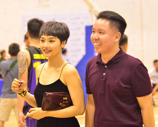 Phước Hải tháp tùng bạn gái đến sự kiện.
