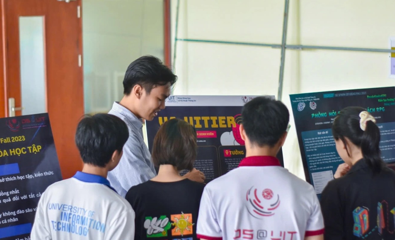 Khánh hướng dẫn các bạn sinh viên ở CLB Khoa học dữ liệu, ĐH Công nghệ thông tin TP.HCM