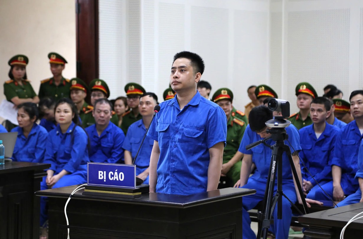 Bùi Đình Khánh cùng các bị cáo tại phiên xét xử - Ảnh: Báo Thanh Niên