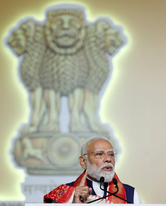 Thủ tướng Ấn Độ Narendra Modi kêu gọi người dân ngừng mua vàng, giảm tiêu thụ xăng dầu, không đi du lịch nước ngoài - Ảnh: NY Times