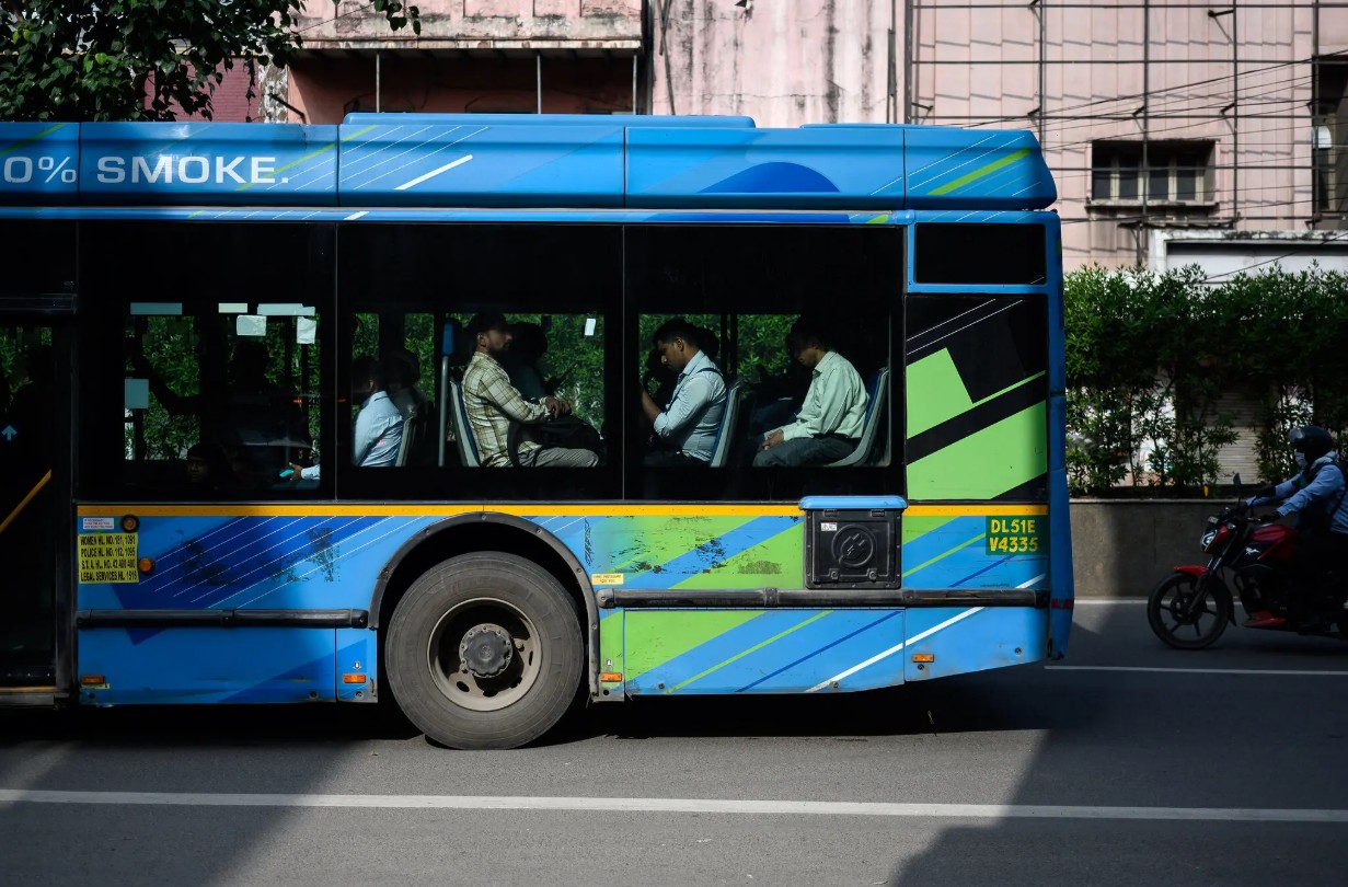 Hành khách trên một chiếc xe buýt điện ở Delhi, Ấn Độ