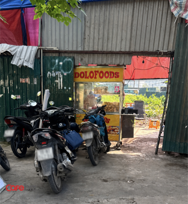 Nếu không để ý kỹ, nhiều người đi ngang thậm chí khó nhận ra phía sau lớp tôn quây là cả một khoảng không gian buôn bán khá rộng. Bên trong, các hàng quán tận dụng phần đất trống để kê bàn ghế nhựa, dựng bếp và phục vụ khách ăn sáng.