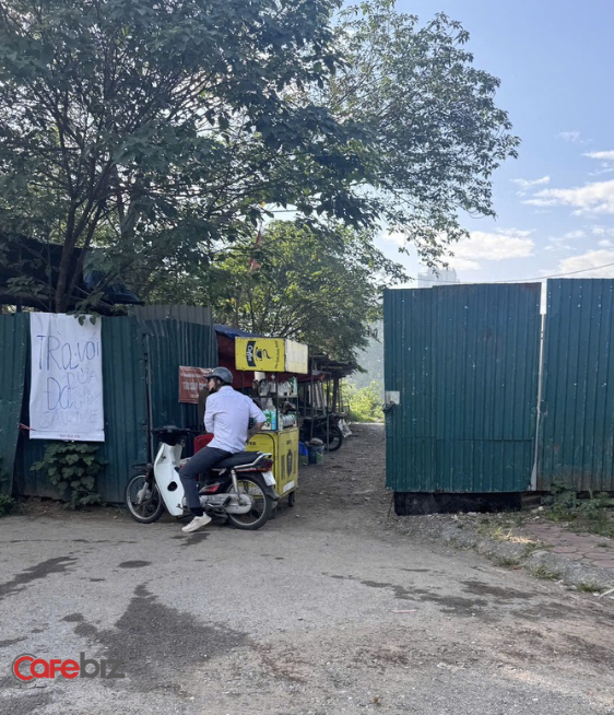 Các xe bán bánh mì, đồ ăn nhanh hay quầy nước cũng được đẩy sát phía sau lớp tôn quây, gần như “ẩn mình” hoàn toàn bên trong. 