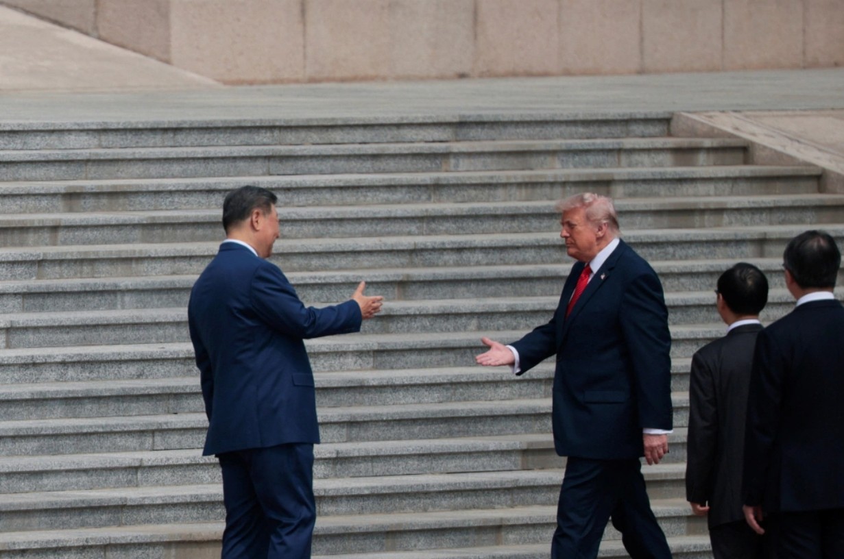Tổng thống Trump được cho là người chủ động bắt tay ông Tập Cận Bình tại lễ đón trước Đại lễ đường Nhân dân ở Bắc Kinh ngày 14/5 - Ảnh: Reuters