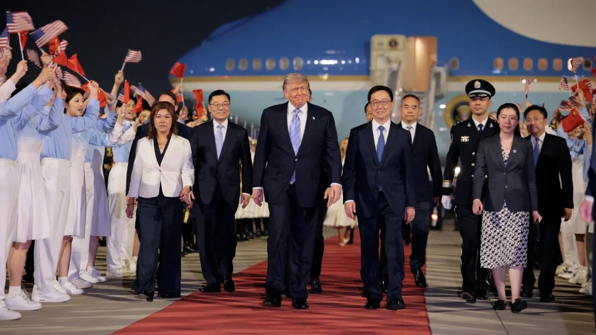 Lễ đón Tổng thống Trump ở sân bay.