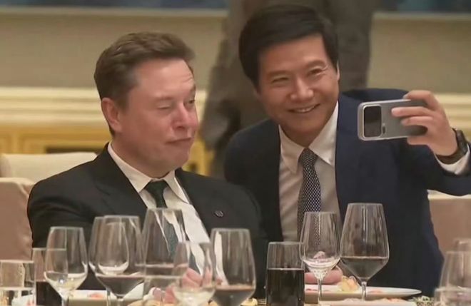 Khoảnh khắc Lôi Quân dùng chính chiếc smartphone của Xiaomi để selfie cùng Elon Musk cũng nhanh chóng thu hút sự chú ý trên mạng xã hội. Nhiều người dùng nhận xét đây là màn “quảng bá không lời” đầy khéo léo của CEO Xiaomi khi vừa tạo ra khoảnh khắc viral, vừa khiến hình ảnh chiếc điện thoại xuất hiện tự nhiên giữa sự kiện quy tụ hàng loạt lãnh đạo công nghệ hàng đầu thế giới