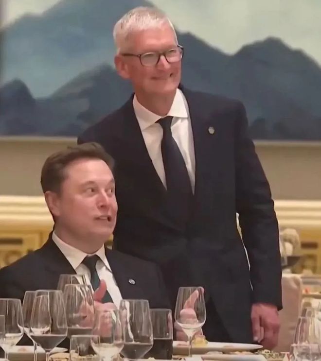   Trong nhiều đoạn video lan truyền trên mạng xã hội, Tim Cook đã chủ động bước tới chụp ảnh cùng Elon Musk khi Musk vẫn đang ngồi tại bàn tiệc. Đáng chú ý, CEO Tesla liên tục tạo những biểu cảm hài hước như chu môi, nhếch mép hay trợn mắt khi cả hai selfie cùng nhau, khiến khoảnh khắc này nhanh chóng trở nên “viral” khắp mạng xã hội  