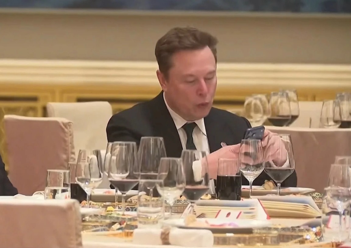 Tỷ phú Elon Musk sử dụng chiếc iPhone 17 Pro Max trong bữa tiệc tại Bắc Kinh