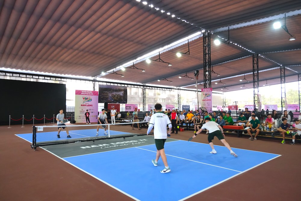 Pickleball đang trở thành “bộ môn quốc dân mới”, xuất hiện dày đặc tại các khu dân cư, sân chung cư, câu lạc bộ thể thao và cả giới văn phòng (Ảnh: Lao động)