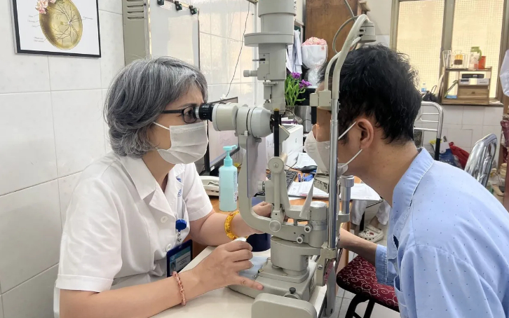Bác sĩ kiểm tra lại mắt bệnh nhân trước khi chỉ định phẫu thuật hạ nhãn áp sau chấn thương khi chơi Pickleball (Ảnh: VTV)