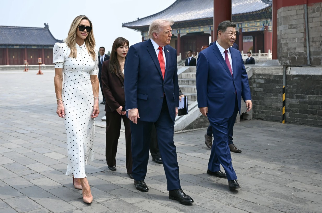 Lara Trump diện váy trắng chấm bi khi tháp tùng Tổng thống Mỹ tới thăm di tích Thiên Đàn ở Bắc Kinh sáng 14/5