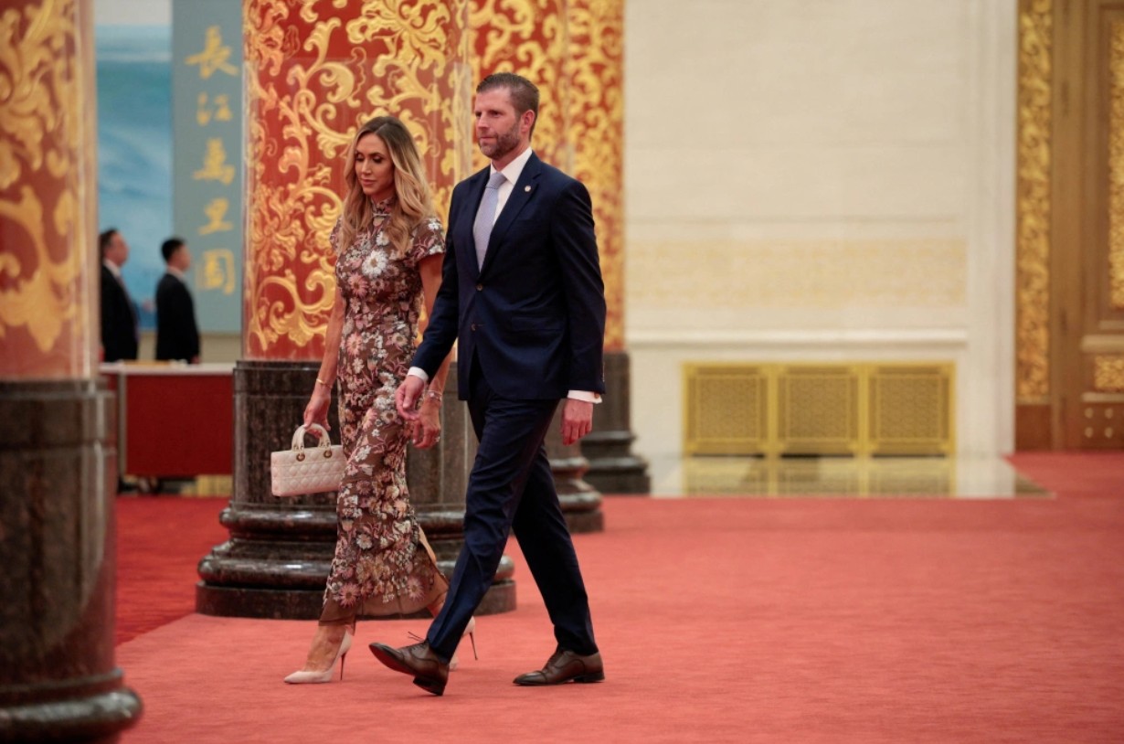 Con dâu ông Trump thu hút trong bộ trang phục sườn xám - Ảnh: Reuters