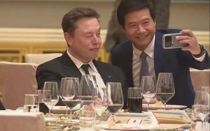 Khoảnh khắc gây xôn xao cõi mạng vừa qua.