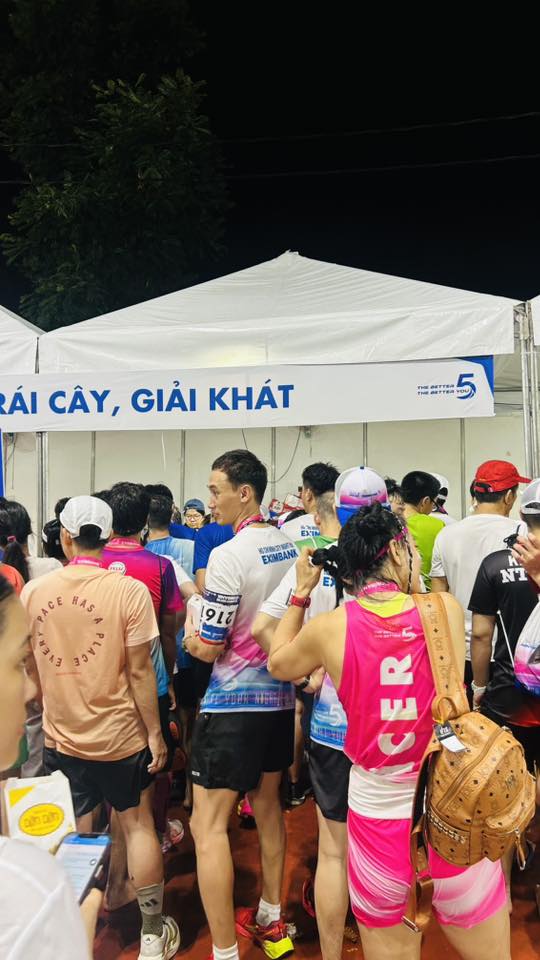 Cảnh chen chúc trong sự kiện được runner ghi lại và chia sẻ.