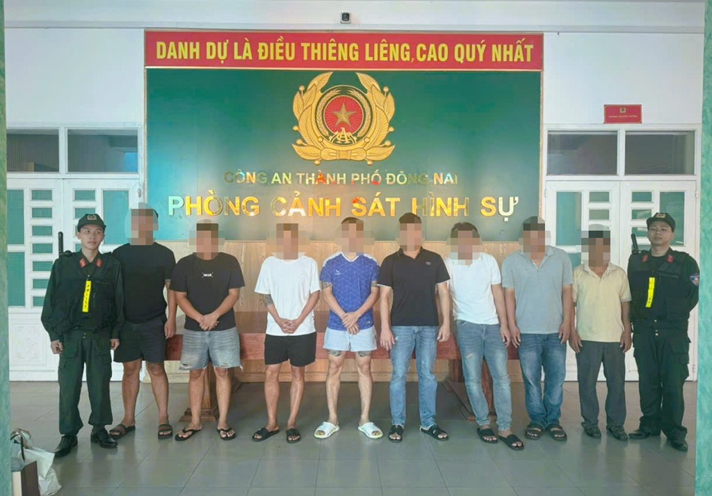 Các đối tượng liên quan bị lực lượng công an khống chế, bắt giữ ngay trong quá trình khám xét khẩn cấp các địa điểm được xác định có liên quan đến hoạt động tổ chức cá cược bóng đá trên không gian mạng với số tiền giao dịch đặc biệt lớn (Ảnh: CTTĐTCATPĐN)