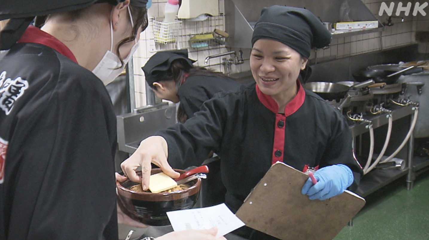 Hang, một nhân viên người Việt đang làm việc tại quán mì ramen