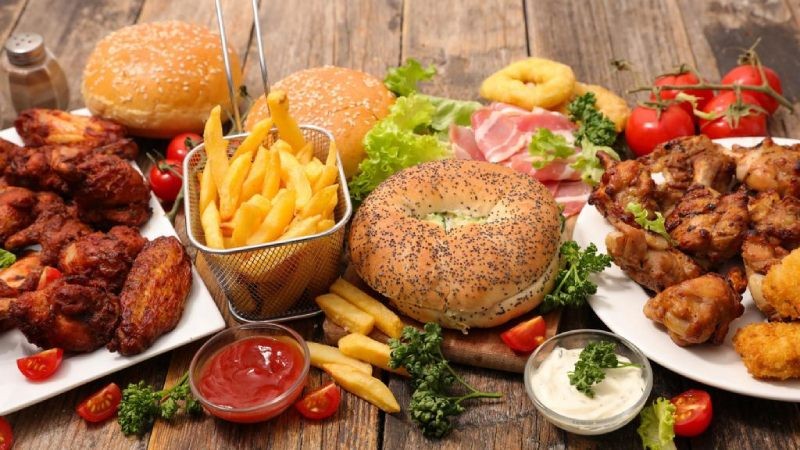 Điều đáng lo ngại, theo các chuyên gia, nhóm thực phẩm siêu chế biến đang ngày càng trở nên phổ biến trên toàn thế giới, thay thế dần các bữa ăn truyền thống và thực phẩm tươi sống bởi độ ngon miệng và tiện lợi