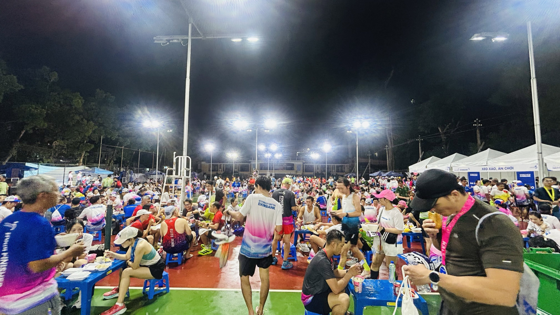 Tình cảnh đông đúc được một runner chụp lại và chia sẻ. Ảnh: nhu.ngo.an