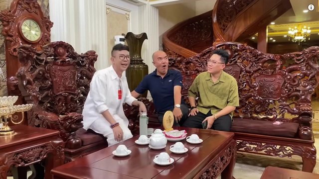 Nội thất bên trong chủ yếu là gỗ khiến tất cả phải trầm trồ