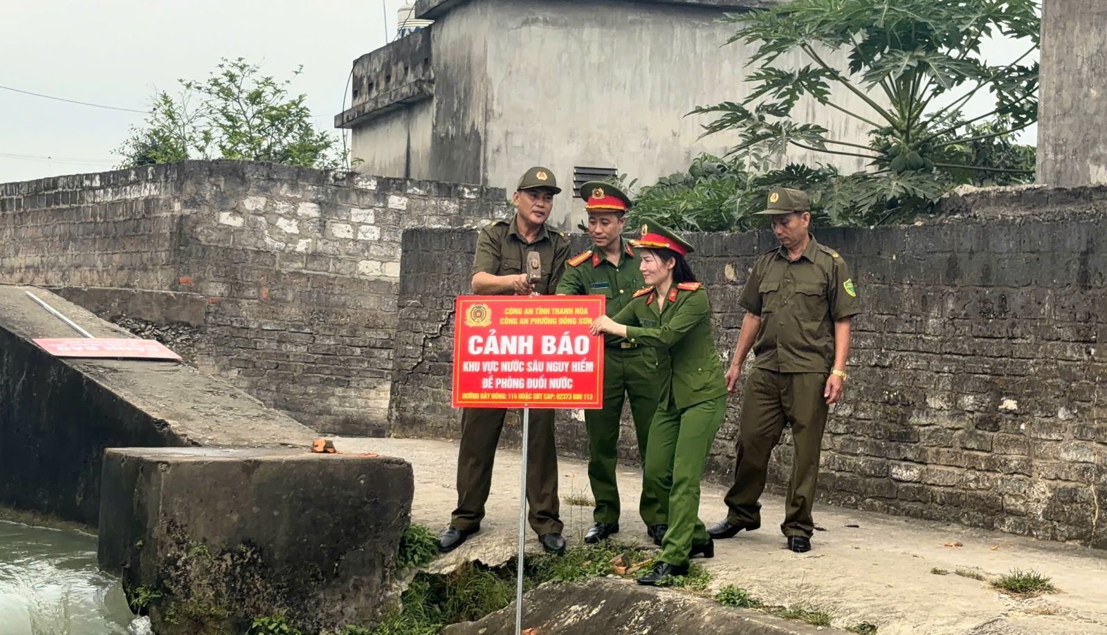 Cắm biển cảnh báo khu vực nước sâu, nguy hiểm - Ảnh: BYT