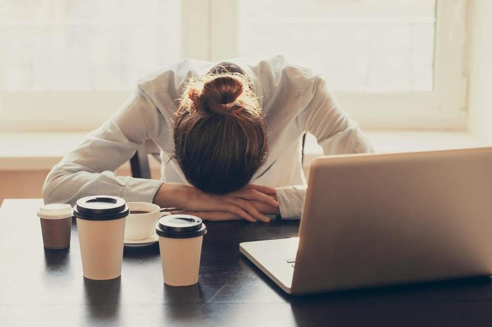 Thức khuya dậy sớm được xem là chuyện bình thường.