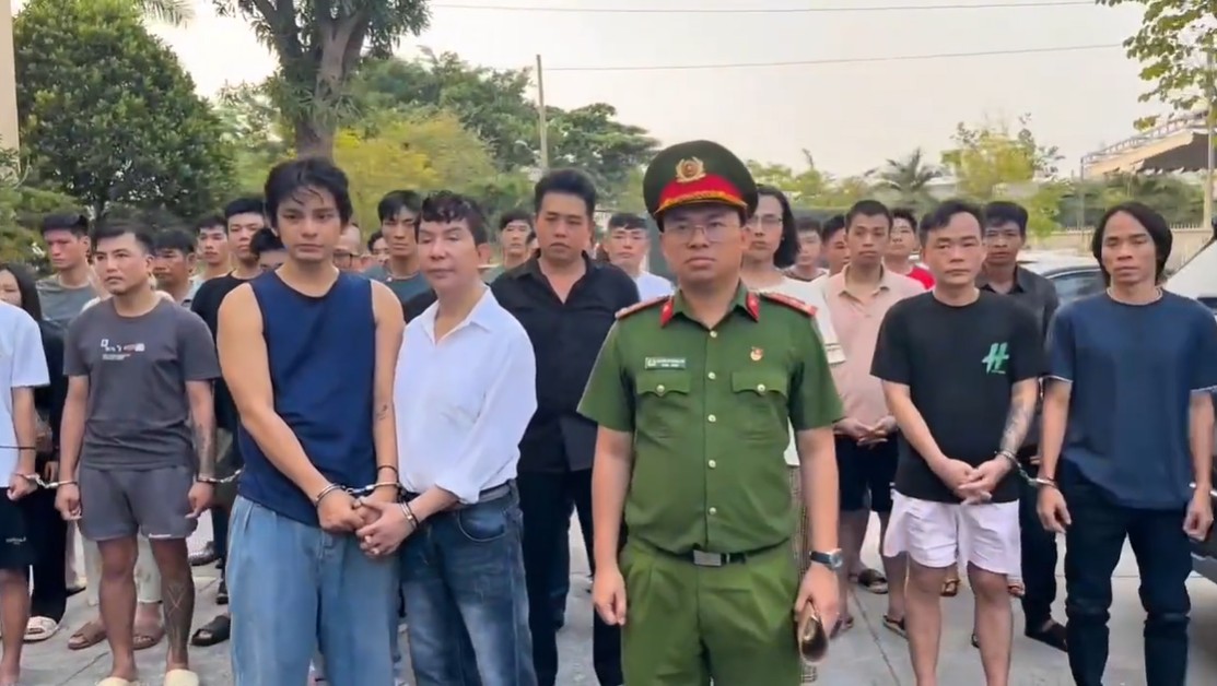 Sơn Ngọc Minh đứng cạnh Long Nhật thời điểm bị bắt giữ