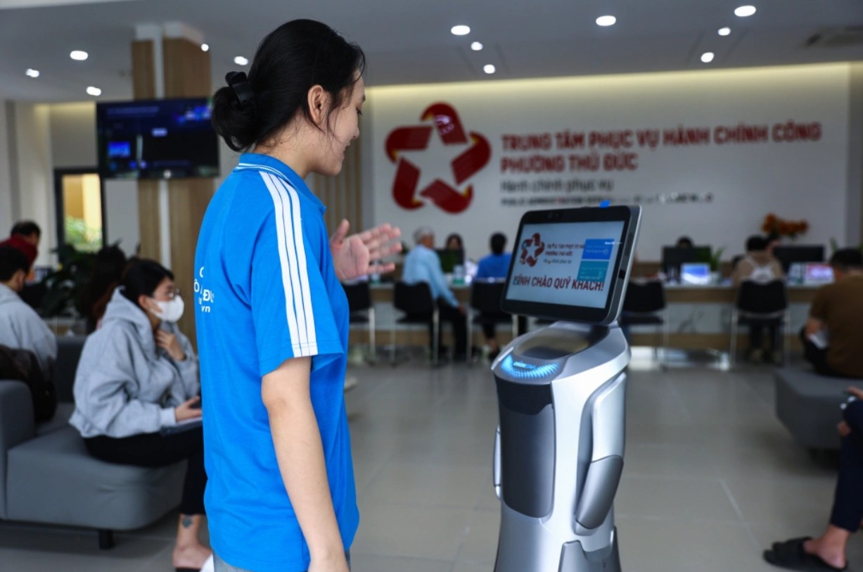 Người dân làm thủ tục hành chính tại Trung tâm hành chính công phường Thủ Đức, TP HCM - Ảnh: VnExpress