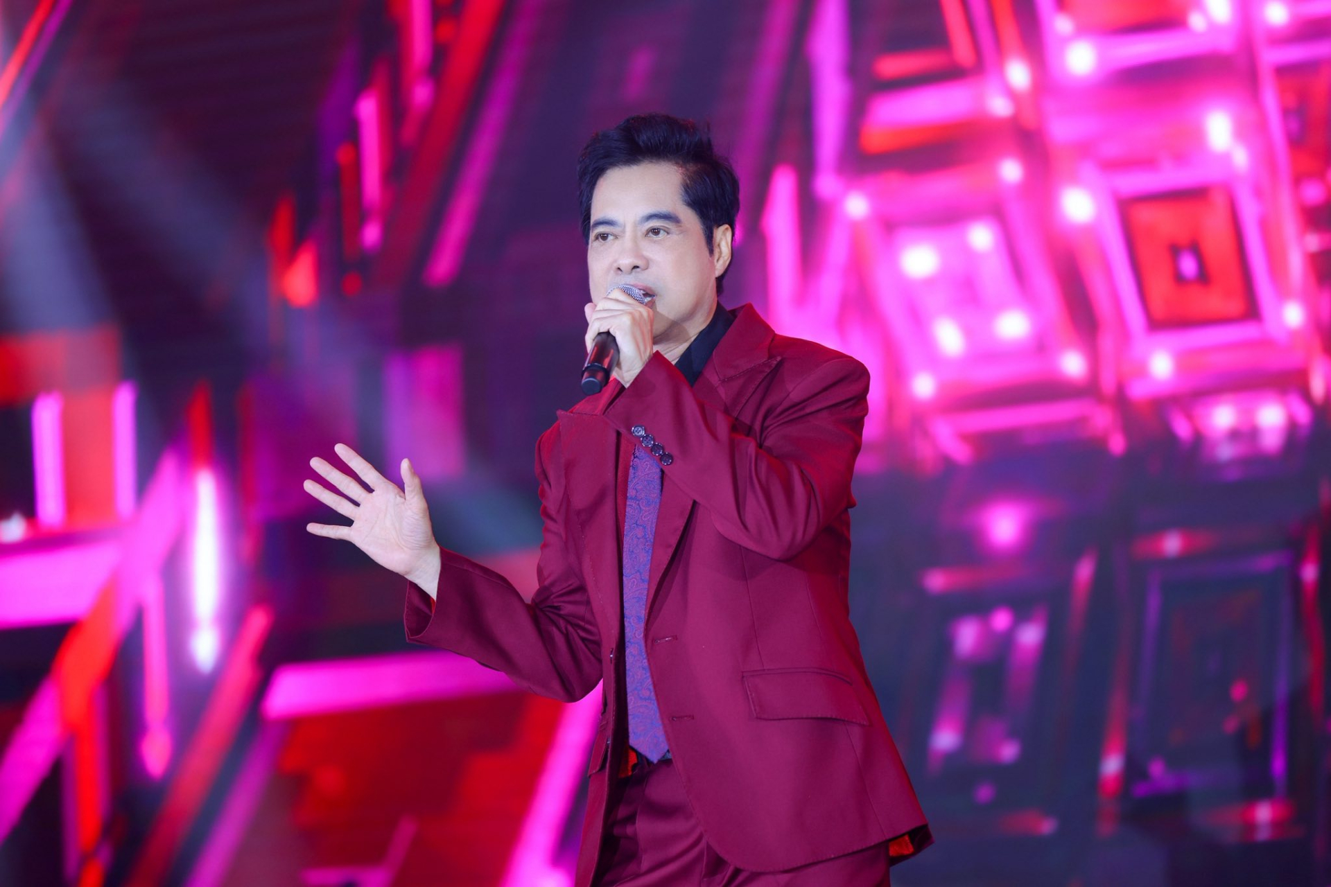 Ca sĩ Ngọc Sơn nổi tiếng nhất với các dòng nhạc lưu trữ tình, bolero và nhạc quê hương