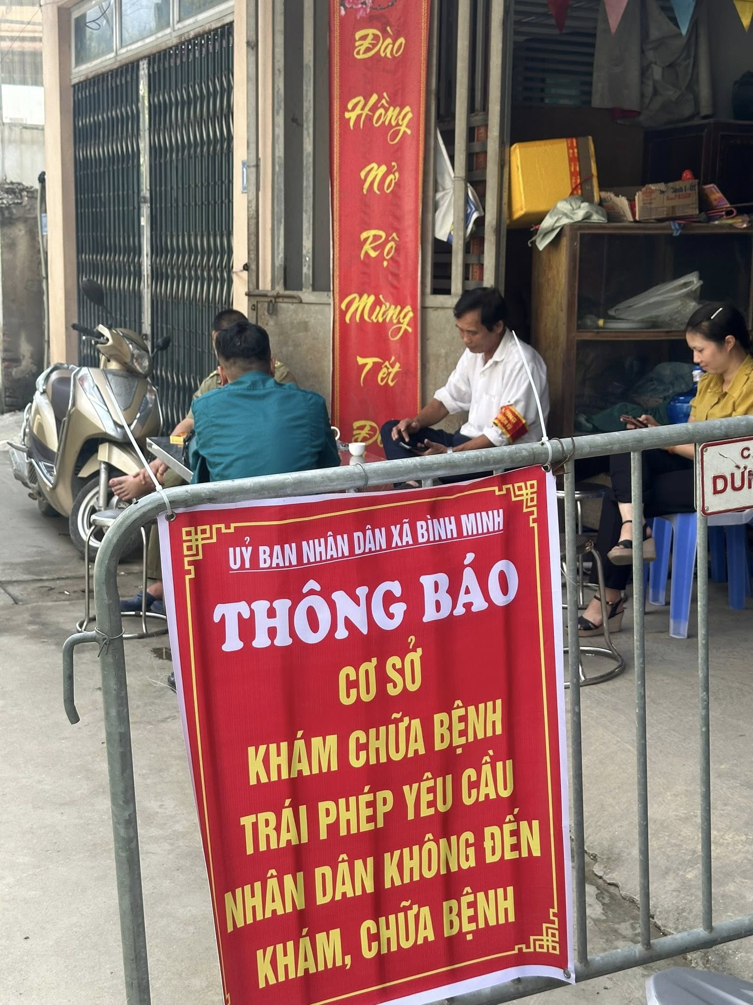Đình chỉ hoạt động khám, chữa bệnh tại cơ sở của ông Nguyễn Tiến Nam - Ảnh: FBNV