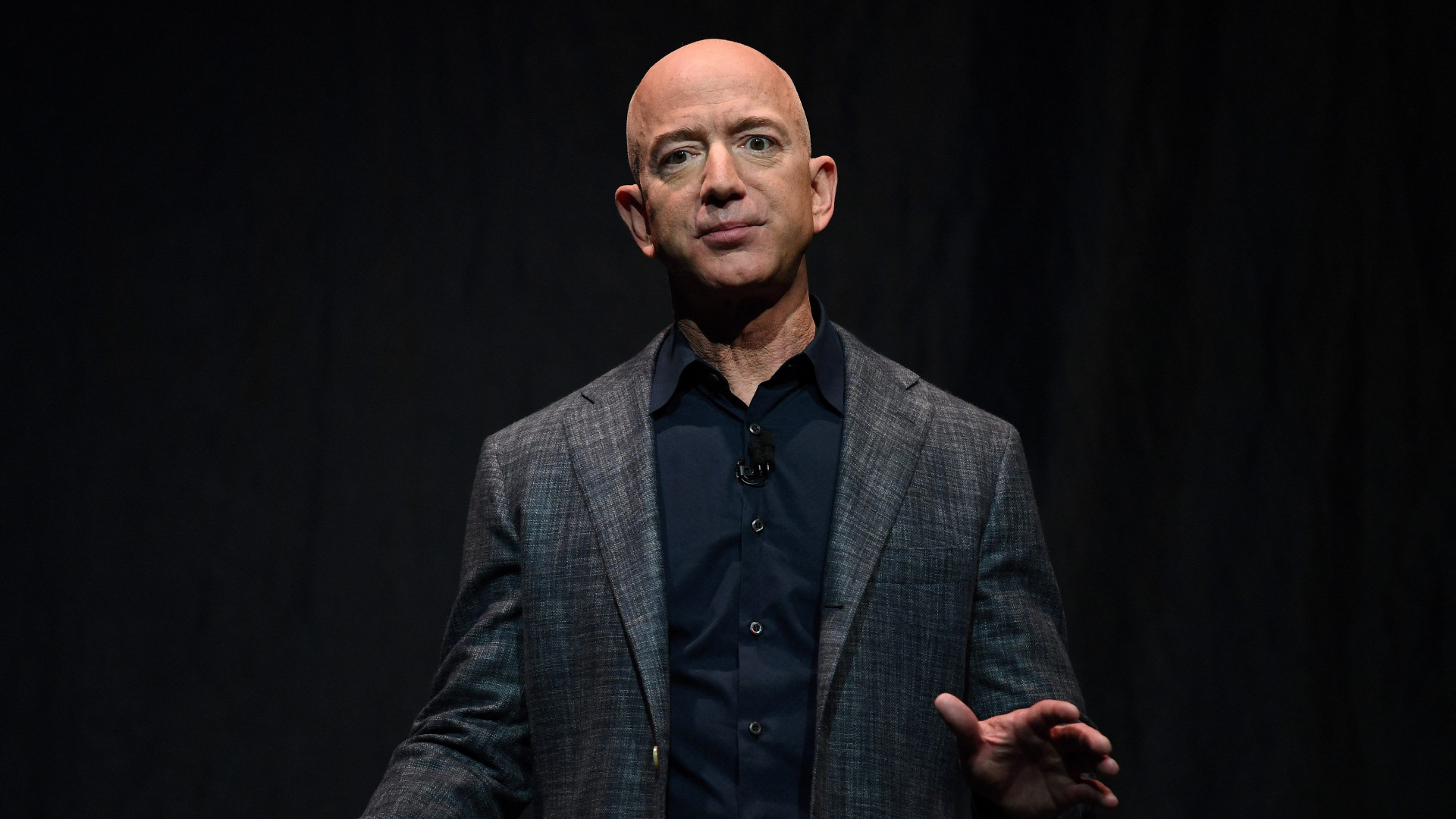 Tỷ phú Jeff Bezos lên tiếng khi giới siêu giàu bị xem là biểu tượng của bất bình đẳng: Đâu phải chỉ người nghèo mới cần giải cứu