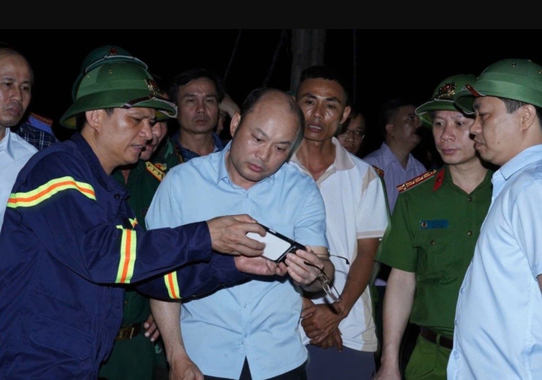 Ông Cao Văn Cường, Phó Chủ tịch UBND tỉnh Thanh Hóa, trực tiếp có mặt tại hiện trường triển khai công tác cứu nạn cứu hộ - Ảnh: VOV